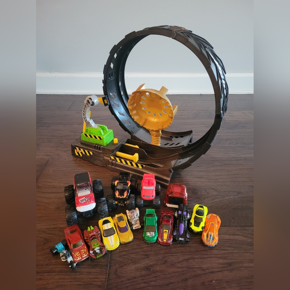 Hot Wheels Dynamic Loop Track & Addes Hot Wheels Cars